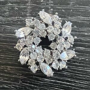 Vintage Icy Diamanté Rhodium Plated Starburst Snowflake Wreath Brooch